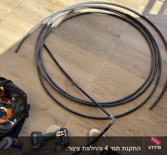 כלי עבודה וצינורות על רצפת עץ